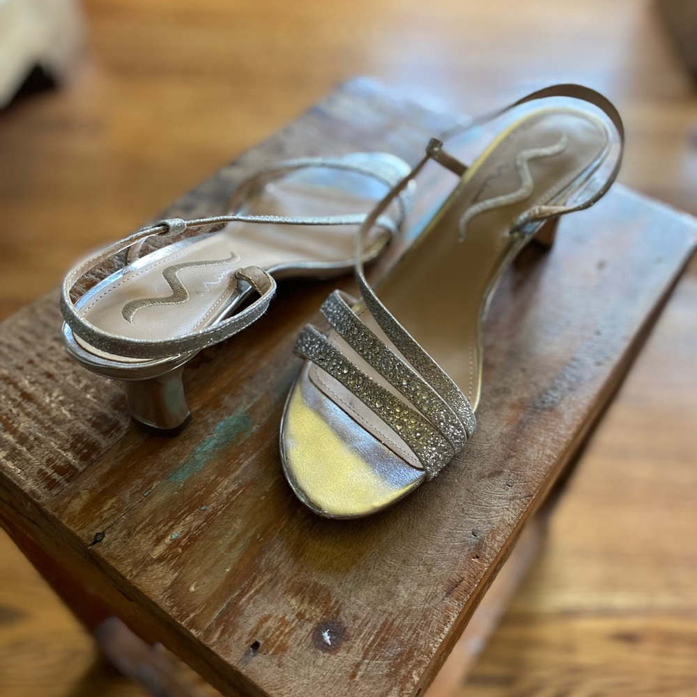 Nina Kitten Heels Naydeen YG Silver 8.5 Like New